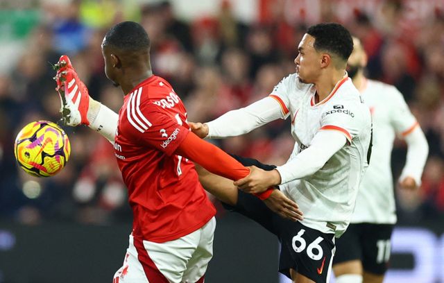 노팅엄 포레스트가 리버풀FC와 무승부를 거두며 승점 차를 좁히는데 실패했다. 사진은 영국 노팅엄 더시티그라운드에서 열린 잉글랜드 프리미어리그(EPL) 21라운드 리버풀FC와 노팅엄 포레스트가 경기를 진행 중인 모습. /사진=로이터