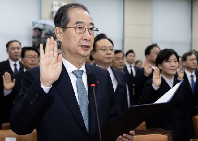 한덕수 국무총리는 15일 윤석열 대통령 체포와 관련해 "모든 국민은 헌법과 법률에 따라야 한다"고 밝혔다. 사진은 15일 서울 여의도 국회에서 열린 윤석열 정부의 비상계엄 선포를 통한 내란 혐의 진상규명 국정조사특별위원회에서 증인선서에 나선 한덕수 국무총리. /사진=뉴스1