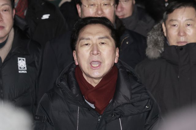 국민의힘 의원들이 윤석열 대통령 체포와 관련해 대한민국 법치주의가 무너졌다며 비판의 목소리를 냈다. 사진은 김기현 국민의힘 의원과 국민의힘 의원들이 15일 서울 용산구 대통령 관저 앞에 모인 취재진에게 입장 발표하는 모습. /사진=뉴시스