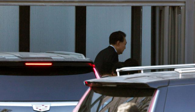  윤석열 대통령이 고위공직자범죄수사처에 출석하기 전 국민과 함께 끝까지 싸우겠다고 밝혔다. 사진은 15일 경기 과천시 정부과천청사 고위공직자범죄수사처에 출석한 윤석열 대통령의 모습. /사진=뉴스1(공동취재)