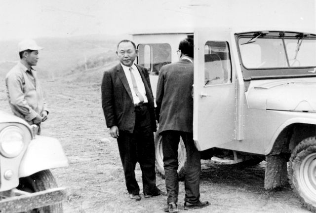 고(故) 조홍제 효성 창업주가 1966년 울산공장 용지를 순회하는 모습. / 사진=효성