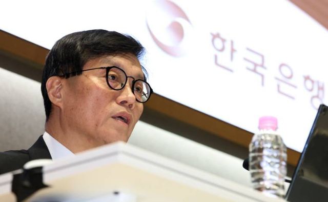 이창용 한국은행 총재가 지난해 1218일 오후 서울 중구 한국은핸 콘퍼러스홀에서 열린 2024년 하반기 물가 설명회에서 '펜더믹으로부터의 교훈과 향후 저물가 기조 가능성 점검' 관련 발언을 하고 있다./사진=뉴스1