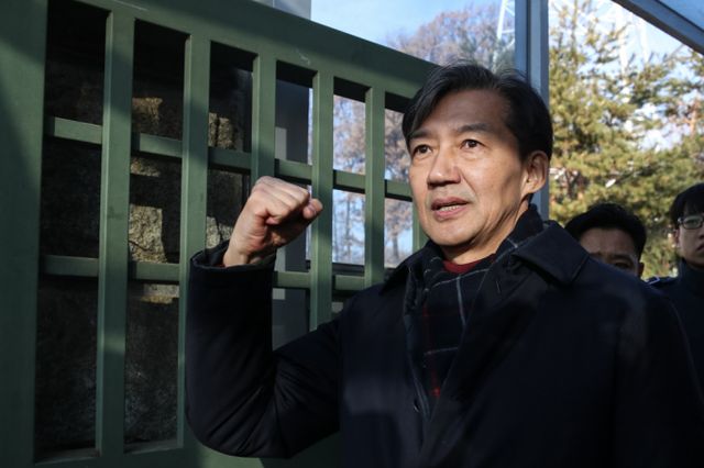 조국 전 대표의 부인 정경심 전 동양대 교수가 영치금 보내는 방법, 반입 금지 물품 등에 관한 글을 올렸다. 사진은 지난달 16일 경기도 의왕시 서울 구치소로 수감되기 모습. /사진=뉴스1