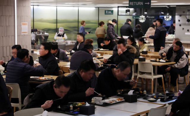 통계청 국가통계포털을 보면 지난해 외식 소비자물가지수는 전년보다 3.1%, 구내식당 물가는 4.2% 상승했다. 서울 시내의 한 구내식당에서 시민들이 점심식사를 하고 있다. /사진=뉴시스