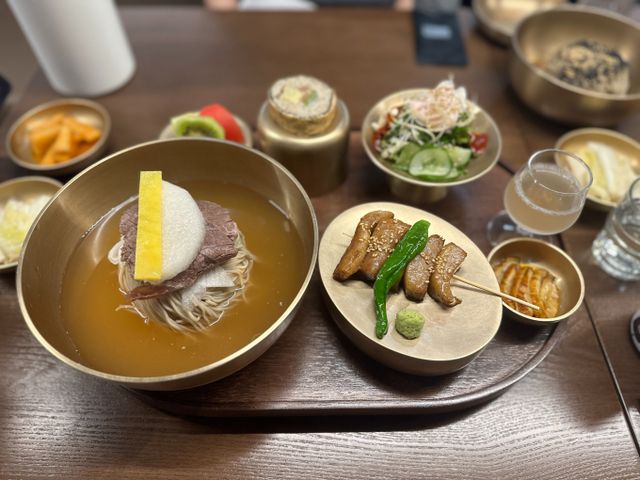 메밀단편은 교촌에프앤비에서 선보이는 외식 공간이다. 사진은 메밀단편에서 한정 수량으로 판매하는 메밀단편반상. /사진=다이어리알