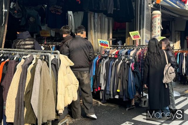 시장 안쪽의 빈티지샵에도 젊은 소비자들의 발길이 이어졌다. /사진=정연 기자