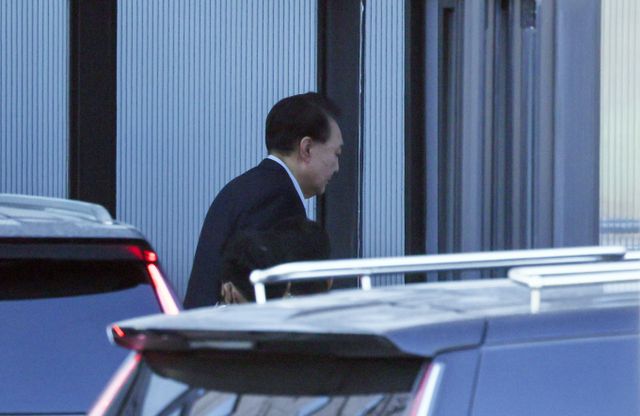 내란 우두머리(수괴) 혐의로 체포된 윤 대통령이 15일 고위공직자범죄수사처(공수처) 조사를 받은 후 서울구치소에 구금될 예정이다. 사진은 윤 대통령이 15일 경기 과천 공수처에 도착해 조사실로 향하는 모습. /사진=뉴스1(공동취재) 
