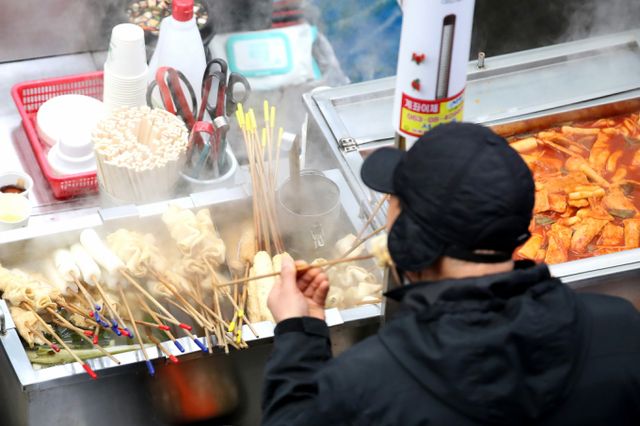 어묵을 먹을 때 국물까지 섭취하면 나트륨을 과다 섭취하게 돼 주의가 필요하다. 사진은 기사의 이해를 돕기 위한 매서운 한파가 이어진 10일 대구 서문시장을 찾은 시민이 김이 모락모락 피어오르는 어묵과 떡볶이로 추위에 꽁꽁 언 몸을 녹이는 모습. /사진=뉴스1