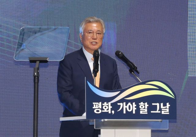 문재인 전 대통령이 윤석열 대통령의 체포를 두고 시민의 승리라고 강조했다. 사진은 지난해 10월4일 경기 수원시 영통구 수원컨벤션센터에서 열린 행사에 참석한 문재인 전 대통령의 모습. /사진=뉴스1