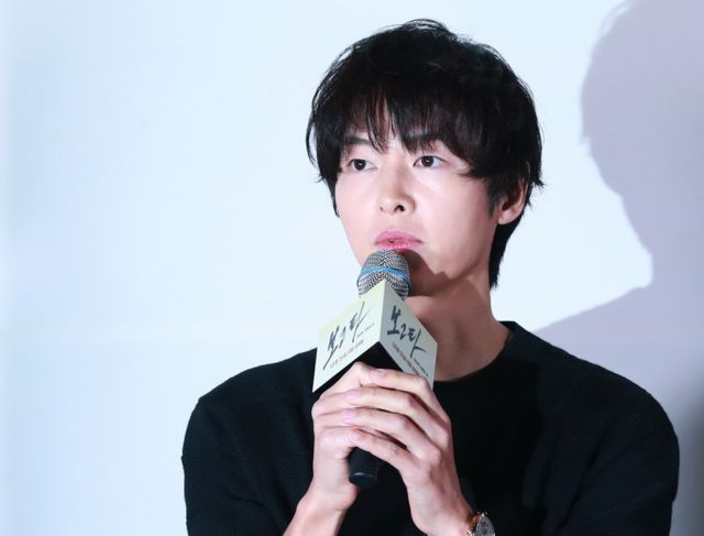 영화 '보고타' 흥행 참패 속 배우 송중기가 눈물을 훔쳤다. 사진은 지난해 12월 서울 메가박스 코엑스에서 진행된 영화 '보고타 : 마지막 기회의 땅'(감독 김성제) 언론배급시사회 및 기자간담회에 참석한 배우 송중기. /사진=머니투데이