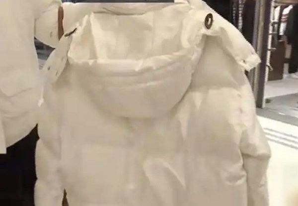 중국의 한 여성이 900만원 넘게 주고 산 루이비통 패딩이 입은 지 나흘 만에 보풀이 생겼다며 항의했다. 사진은 여성 홍씨가 공개한 보풀이 생긴 루이비통 패딩의 모습. /사진=지무뉴스 캡처