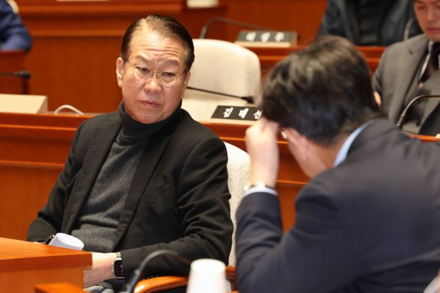 국민의힘이 공수처를 직권남용 등 혐의로 고발 조치하기로 했다. 사진은 이날 비상의총에서 대화하는 권영세 비대위원장과 권성동 원내대표 모습(왼쪽부터). /사진=뉴시스