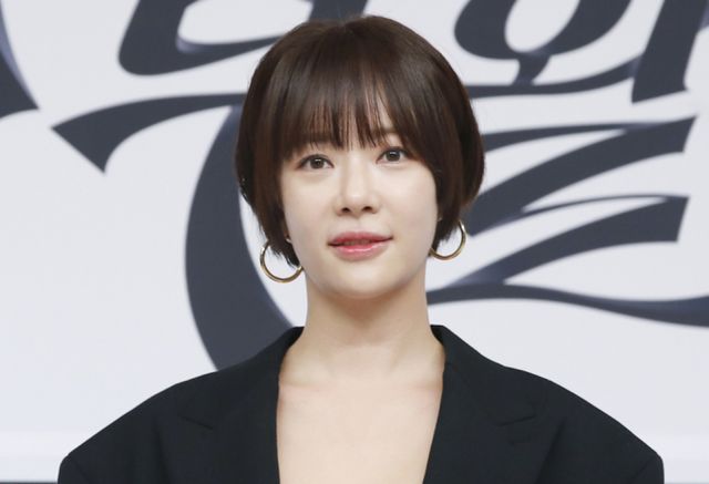 배우 황정음에게 상간녀로 오인받았던 A씨가 황정음에 대한 명예훼손 고소를 취하했다. 사진은 지난 3월 서울 목동 SBS 사옥에서 열린 새 금토 드라마 '7인의 부활' 제작발표회에 참석한 배우 황정음. /사진=뉴스1