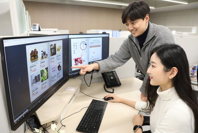 삼성디스플레이 직원들이 온라인 장터에서 상품을 구입하고 있다./ 사진=삼성