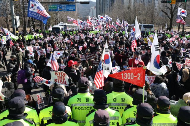 고위공직자범죄수사처(공수처)가 내란 우두머리 혐의로 체포된 윤석열 대통령에 대한 조사에 나서자 윤 대통령 지지자들이 "체포 무효"를 외쳤다. 사진은 15일 오후 경기 과천시 정부과천청사 앞에서 보수단체 회원들이 윤석열 대통령 지지·응원 집회를 하고 있는 모습. /사진=뉴스1