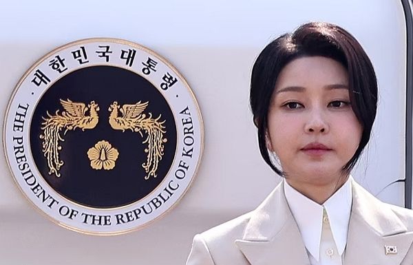 조국혁신당이 김건희 여사를 즉각 출국금지 조치해야 한다고 촉구했다. 사진은 기사의 이해를 돕기 위한 윤석열 대통령의 배우자 김건희 여사가 지난해 6월10일 오전 경기 성남시 서울공항에 도착해 윤 대통령과 함께 중앙아시아 3개국 순방길에 오르는 모습. /사진=뉴스1