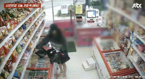 여성이 부산 무인점포에서 계산하는 척 하면서 절도 후 도주했다는 사연이 전해졌다. /사진=JTBC '사건반장' 캡처