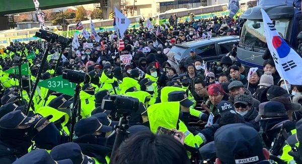 서울 용산구 한남동 관저 인근에서 윤석열 대통령 지지자들이 체포영장 집행에 반대하며 경찰과 대치하고 있다. 사진은 윤 대통령 지지자들이 경찰과 대치하는 모습. /사진=뉴스1