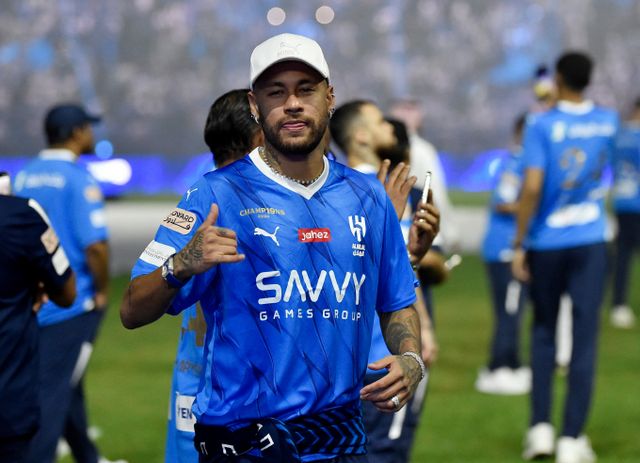 사우디 리그에서 7경기 출전에 그친 네이마르가 미국 프로축구(MLS) 3개 팀의 관심을 받고 있다. 사진은 사우디 프로 리그를 우승한 알 힐랄을 축하하는 네이마르의 모습. /사진=로이터