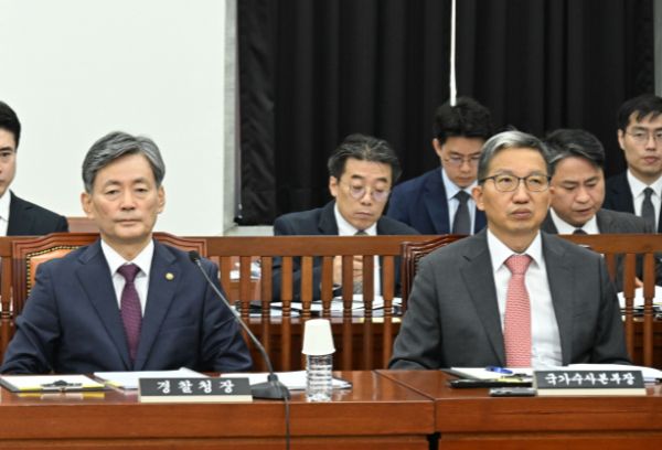 12·3 비상계엄 당시 조지호 경찰청장, 우종수 경찰청 국가수사본부장이 '국군방첩사령부 측이 한동훈 체포조 5명을 지원해달라고 한다'는 취지의 보고를 받은 것으로 조사됐다. 사진은 지난해 10월31일 오전 서울 여의도 국회에서 열린 정보위원회의 경찰청 등에 대한 국정감사에 출석해 자리한 당시 조지호 경찰청장(왼쪽), 우종수 국가수사본부장(오른쪽)의 모습. /사진=뉴스1(국회사진취재단)