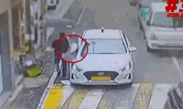 신체를 부딪치는 일명 '손목 치기' 수법으로 합의금을 뜯어낸 50대가 경찰에 붙잡혔다. /사진=대전경찰청