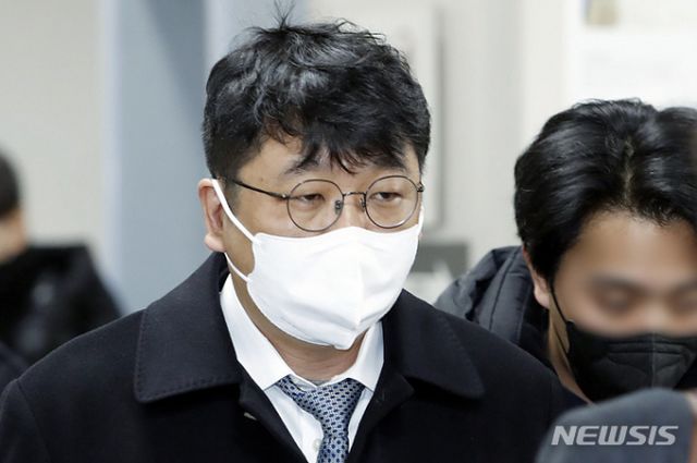 사기 혐의로 재판에 넘겨진 이정훈 전 빗썸홀딩스-빗썸코리아 의장이 2023년 1월3일 서울 서초구 서울중앙지방법원에서 열린 1심에서 무죄를 선고 받은 뒤 법정을 나오고 있다. /사진=뉴시스