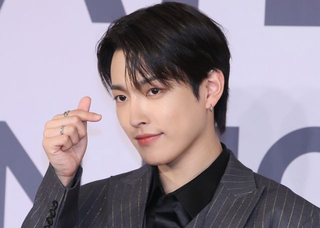 그룹 에이티즈 리더 홍중이 하이브와 방시혁 의장을 가사로 저격했다는 의혹이 불거졌다. 사진은 지난해 11월 서울 송파구 롯데호텔에서 가진 미니 11집 '골든 아워 : 파트 2'(GOLDEN HOUR : Part.2) 발매 기자간담회에 참석한 그룹 에이티즈 멤버 홍중. /사진=뉴스1