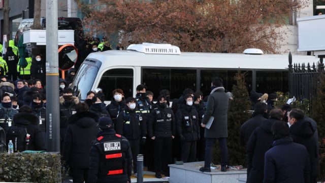 경찰이 대통령경호처 전·현직 지휘부 5명을 입건해 수사할 예정이다. 사진은 김성훈 경호처 차장을 태운 것으로 추정되는 미니버스가 서울 용산구 한남동 대통령 관저 정문을 통과하는 모습. /사진=뉴스1