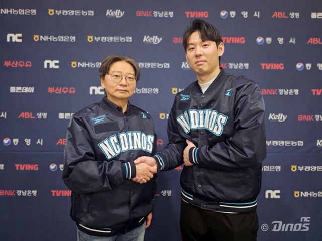 NC다이노스의 창단 맴버 김성욱이 원소속팀 잔류를 선택했다. 사진은 16일 NC다이노스와 계약을 마친 김성욱(오른쪽)의 모습. /사진=NC다이노스 제공