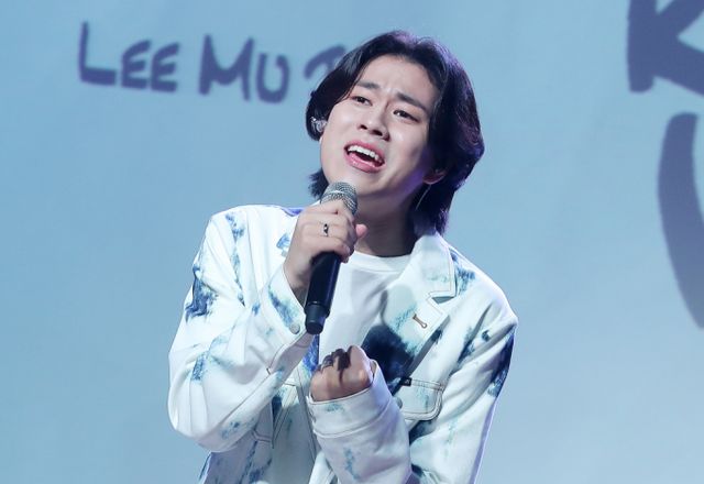 가수 이무진의 유튜브 음원 조회수가 초기화되는 사태가 발생해 팬들의 항의를 받은 가운데, 소속사가 공식 사과문을 발표했다. 사진은 지난 2022년 서울 강남구 청담동 일지아트홀에서 열린 첫 번째 미니앨범 'Room Vol.1' 발매기념 쇼케이스에 참석한 가수 이무진. /사진=머니투데이