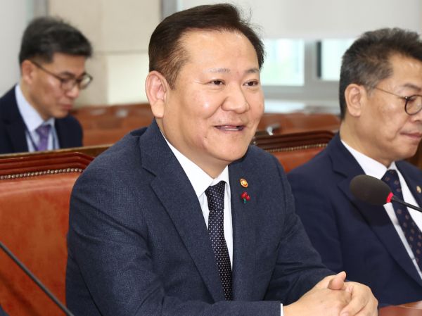 이상민 전 행정안전부 장관이 퇴직급여를 신청했다. 사진은 이상민 행정안전부 장관이 지난해 12월5일 오후 서울 여의도 국회에서 열린 비상계엄 관련 행정안전위원회 전체회의에서 계엄 사태에 관한 질의에 답변하는 모습. /사진=뉴스1