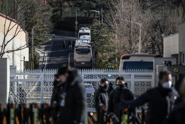 현 대통령 관저 구조가 전국에 생중계되면서 한남동 공관촌이 아닌 다른 장소로 옮기는 등 대책이 필요하다는 목소리가 나오고 있다. 사진은 윤석열 대통령 체포영장 집행이 진행된 15일 서울 용산구 대통령 관저 앞에서 관계자들이 정리하는 모습. /사진=뉴시스