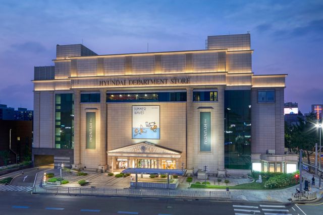 현대백화점이 자사 홈페이지를 통해 다음달 1일부터 2025년 VIP 혜택이 일부 변경된다고 밝혔다. 이에 따라 마일리지 대상 명품 브랜드는 기존 80개에서 12개로 줄고 패션&라이프 분야 마일리지 대상 브랜드는 68개로 늘었다. 사진은 현대백화점 압구정 본점. /사진=현대백화점