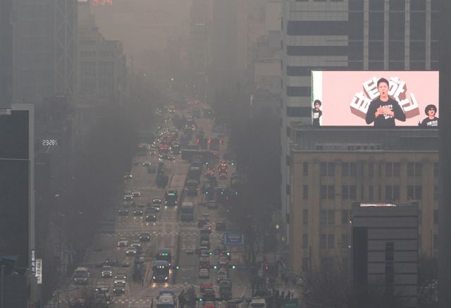 오늘은 전국이 대체로 맑겠으나 제주도는 구름이 많겠다. 미세먼지로 인해 하늘이 뿌옇게 보이는 모습. /사진=뉴스1