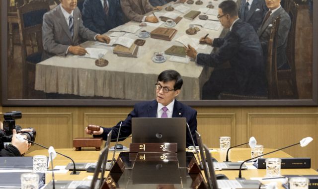 이창용 한국은행 총재가 16일 오전 서울 중구 한국은행에서 열린 금융통화위원회에서 의사봉을 두드리고 있다. 이날 한은 금통위는 기준금리를 연 3%로 동결했다. 지난해 10·11월 기준금리 연속 인하 이후 다시 동결을 결정한 것이다./사진=사진공동취재단