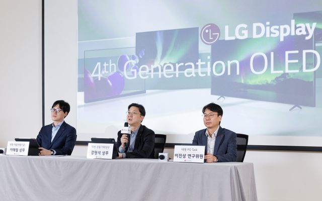 6일 마곡 LG사이언스파크에서 열린 'LG디스플레이 4세대 OLED 패널 기술 설명회'에서 대형 상품기획담당 강원석 상무(가운데), 대형 제품개발1담당 이태림 상무(왼쪽), 대형 PQ Task 이진상 연구위원이 취재진의 질문에 답변하고 있다. / 사진=LG디스플레이