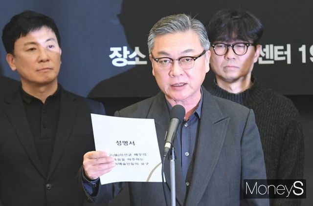  배우 김의성이 소셜미디어에 의미심장한 게시물을 올렸다. 사진은 지난해 1월 서울 중구 프레스센터에서 '고 이선균 배우의 죽음을 마주하는 문화예술인들의 요구' 성명서 발표에 나선 배우 김의성. /사진=장동규 기자