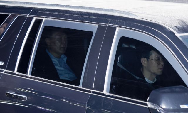 윤석열 대통령이 내란 우두머리 혐의로 체포돼 고위공직자범죄수사처에서 장시간 조사를 받은 뒤 서울구치소에 구금됐다. 사진은 조사를 마친 윤석열 대통령이 경기 서울구치소로 들어가는 모습. /사진=뉴시스