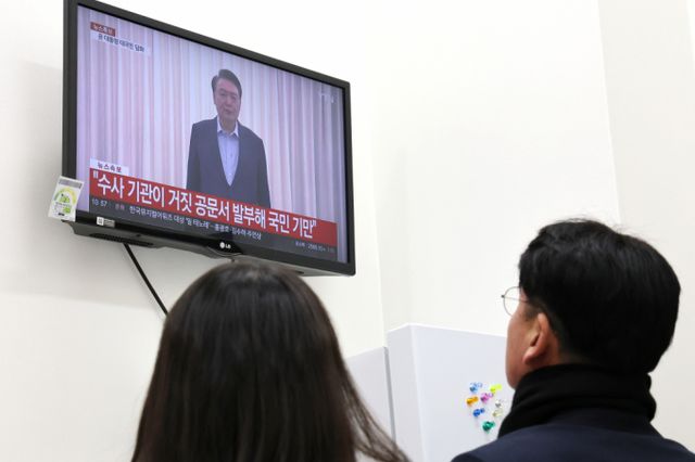 윤석열 대통령이 체포영장 집행 직전 국민의힘 의원들에게 유튜브를 보라고 권한 것으로 알려졌다. 사진은 국민의힘 당직자들이 윤 대통령의 공수처 출석 관련 대국민 담화를 시청하는 모습. /사진=뉴스1