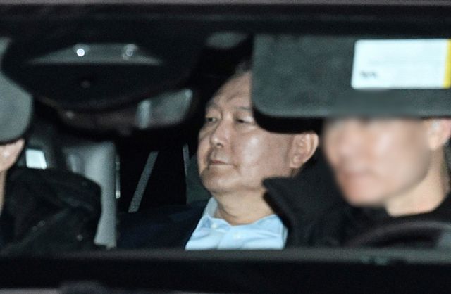윤석열 대통령 체포적부심 심문이 16일 오후 5시로 지정됐다. 사진은 윤석열 대통령이 15일 경기도 정부과천청사 고위공직자범죄수사처(공수처)에서 조사를 마친 뒤 서울구치소로 향하는 모습. /사진=뉴시스(공동취재)