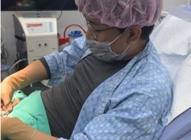  성형외과 의사가 스스로 '정관 절제술'을 진행하는 모습을 SNS에 올려 화제다. /사진=인스타그램 캡처