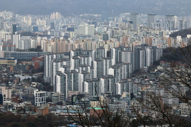 건축 원자잿값과 원·달러 환율 상승으로 아파트 분양가가 고공행진을 거듭하고 있는 가운데 올해도 상승 흐름이 이어질 것으로 전망된다. 사진은 서울 남산에서 본 주택·아파트 단지 모습. /사진=뉴스1