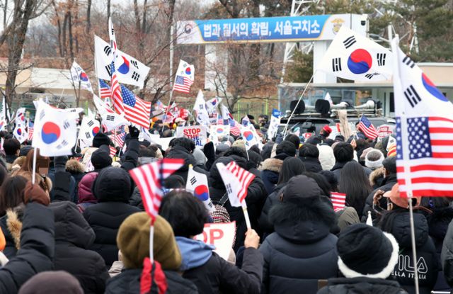 사진은 지난 16일 윤석열 대통령이 구금된 경기 의왕시 서울구치소 앞에서 윤 대통령 지지자들이 집회하는 모습. /사진=뉴시스