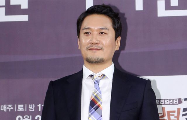 한 네티즌이 가수 JK김동욱을 상대로 작성한 고발장을 공개해 화제다.사진은 서울 영등포구 여의도 63컨벤션센터에서 열린 tvN 예능프로그램 '오늘부터 출근' 제작발표회에 참석한 가수 jk김동욱. /사진=머니투데이