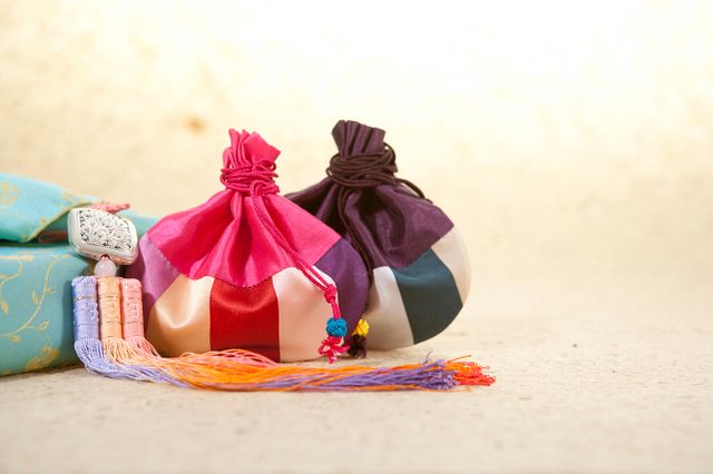 설 연휴를 앞두고 카드사들이 각종 이벤트·할인 행사에 나섰다. 고객의 장바구니 부담을 덜어주기 위해 상품권 지급, 반값 할인 등으로 대목잡기에 나섰다./사진=이미지투데이