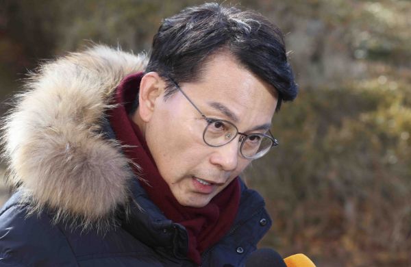 윤상현 국민의힘 의원이 서울구치소에서 대통령이 어떻게 보냈는지 등에 대해 전했다. 사진은 윤상현 국민의힘 의원이 15일 경기 과천시 고위공직자범죄수사처 청사 앞에서 열린 긴급 기자회견에서 취재진 질문에 답하는 모습. /사진=뉴시스