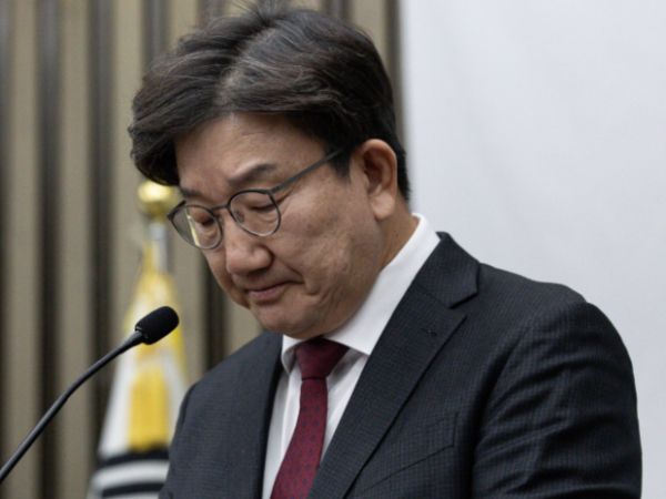 권성동 국민의힘 원내대표가 지난해 윤석열 대통령에게 독대를 신청했지만 외면당했다. 사진은 권성동 국민의힘 원내대표가 16일 오전 서울 여의도 국회에서 열린 의원총회에서 윤석열 대통령 관련 발언을 하는 도중 울먹이는 모습. /사진=뉴스1