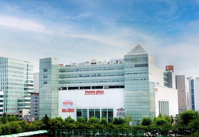 올해로 MBK 인수 10년을 맞은 홈플러스가 분할매각 의혹 등으로 몸살을 앓고 있다. 사진은 홈플러스 강서 본사. /사진=홈플러스