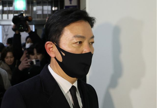 경찰이 윤석열 대통령에 대한 체포영장 집행을 방해한 혐의를 받는 김성훈 대통령경호처 차장을 17일 체포한다고 밝혔다. 사진은 김 차장이 17일 서울 서대문구 경찰청 국가수사본부 특별수사단(특수단)에 출석한 모습. /사진=뉴시스