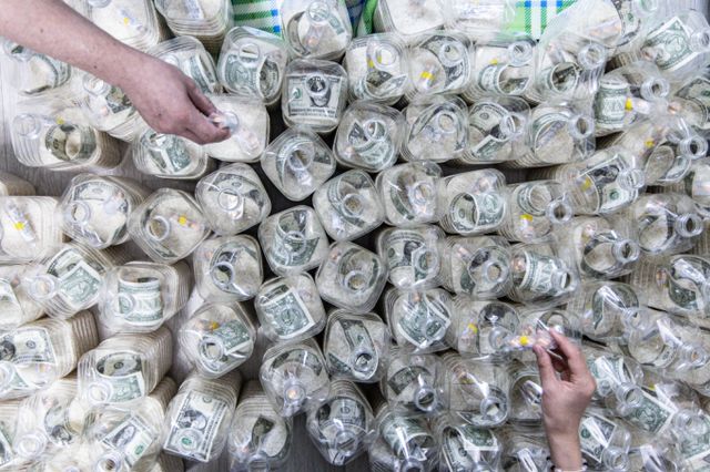  위험구역인 인천 강화도에서 쌀이 담긴 1.8ℓ짜리 페트병 100여개를 북한을 향해 흘려보낸 50대가 송치됐다. 탈북민단체인 '큰샘'이 인천 강화군 일대에서 쌀과 미화 1달러, USB 등이 담긴 생수통을 북한으로 흘려 보내는 모습. 위 사진은 기사 내용과 무관함. /사진=뉴스1